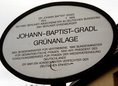 Ansicht Gedenktafel Johann-Baptist-Gradl-Grünanlage