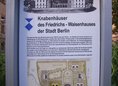 Ansicht Gedenktafel Knabenhäuser des Friedrichs-Waisenhauses I - 2005