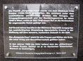 Ansicht Gedenktafel Sorgende Frau