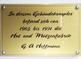 Ansicht Gedenktafel Hut- und Mützenfabrik G. A. Hoffmann