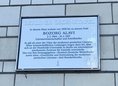 Ansicht Gedenktafel Bozorg Alavi - 2022