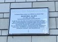 Ansicht Gedenktafel Bozorg Alavi - 2022
