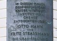 Ansicht Gedenktafel Otto Hahn und Fritz Strassmann