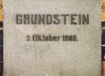 Ansicht Gedenktafel Grundstein (U-Bahnhof Hohenzollernplatz)